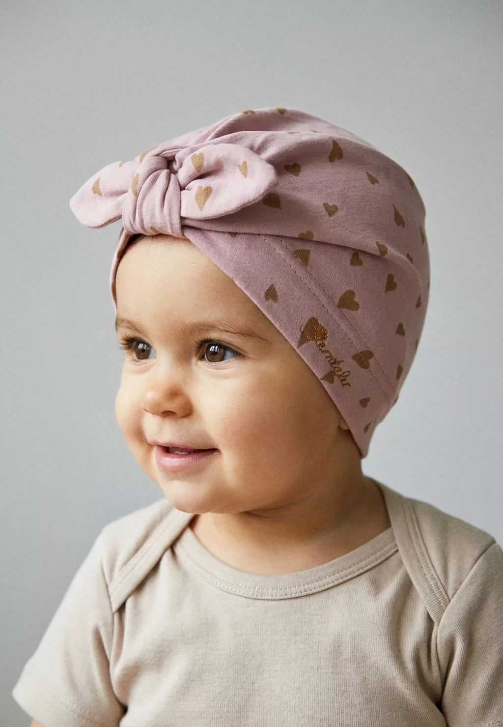 Sterntaler caciulita fete cu nod si imprimeu inimioare protectie UV30+ 4-24 luni 45-51 Salmon Pink
