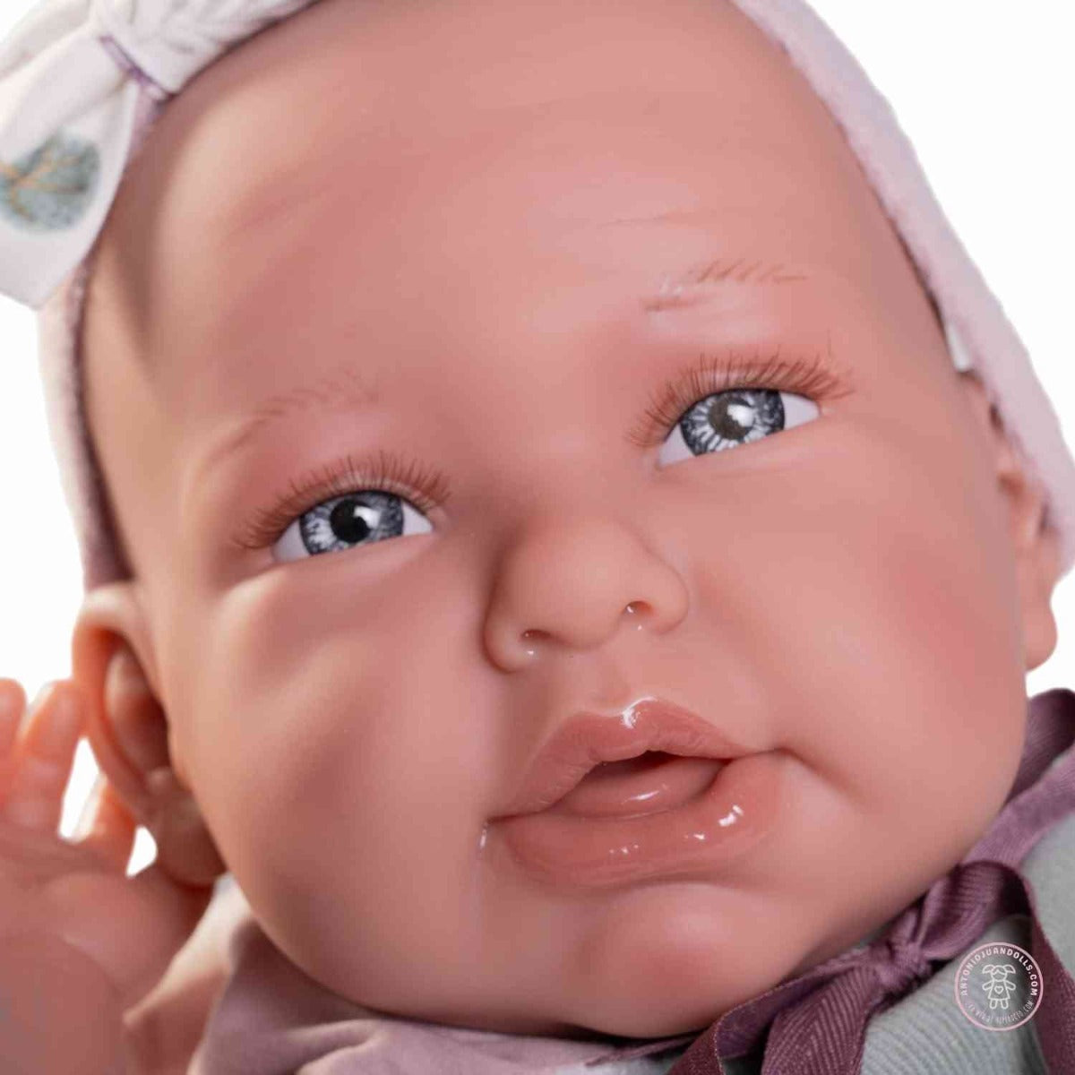 Antonio Juan papusa cu corp moale Daniela Reborn cu soricel 52 cm 3 ani+ 