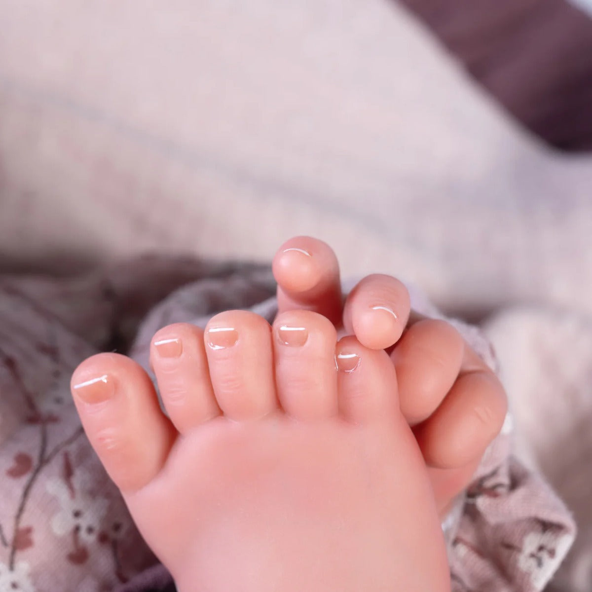 Antonio Juan papusa  Reborn Lea cu paturica mov 42 cm 3 ani+