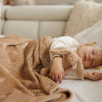Baby Ono patura moale cu jucarie plus 75x100 cm Maroniu cu iepuras