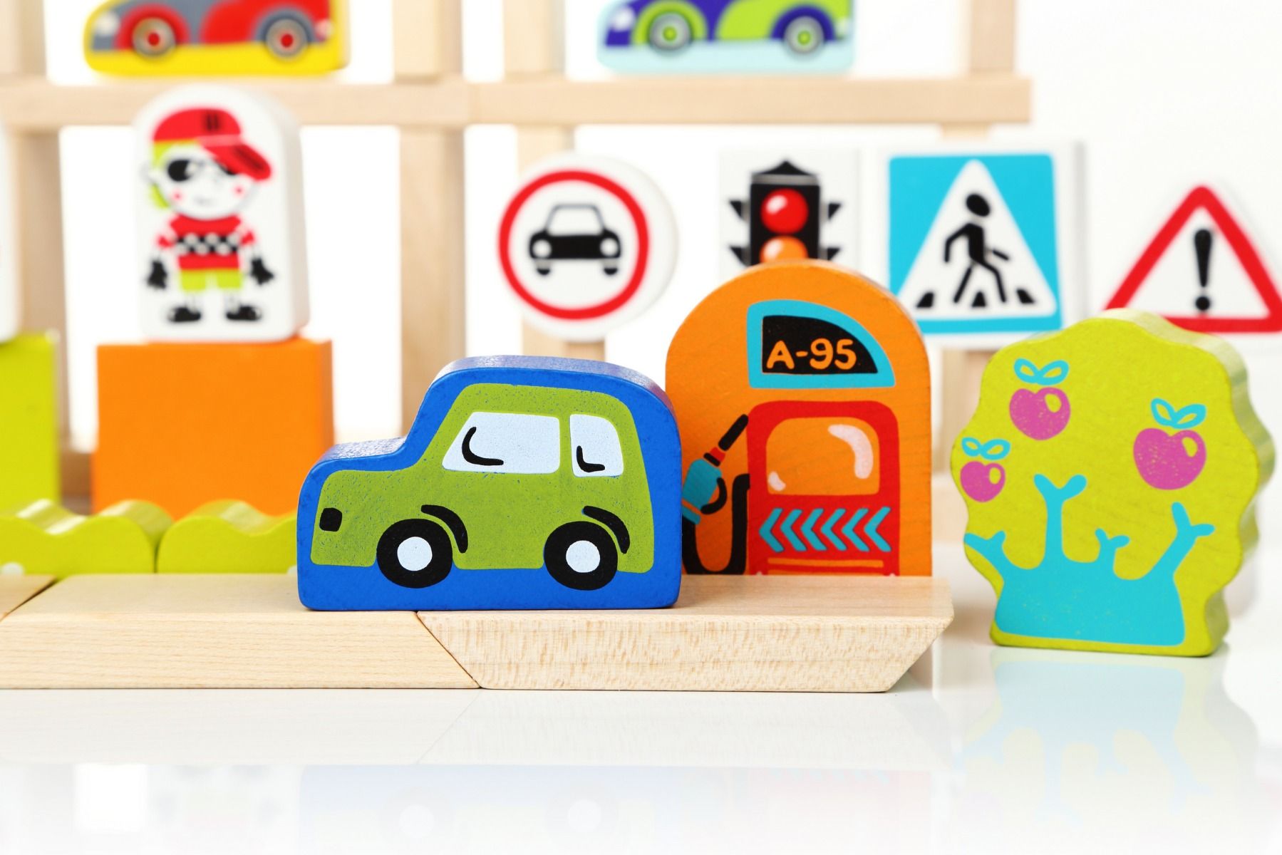 Cubika jucarie din lemn kit de constructie baietei 18m+ 13913 04