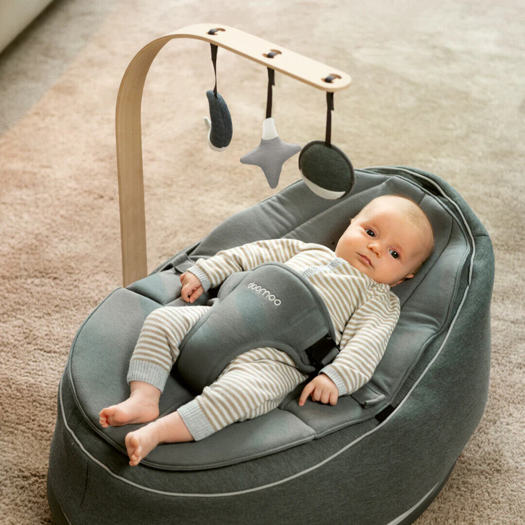 Doomoo bara din lemn cu jucarii pentru sezlongul Seat'n Swing 0m+ 