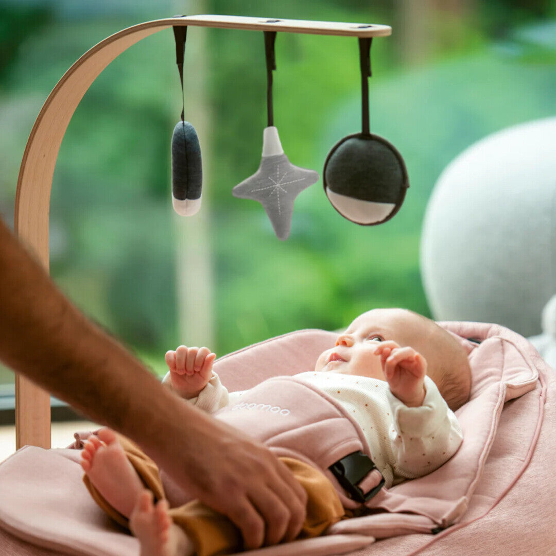 Doomoo bara din lemn cu jucarii pentru sezlongul Seat'n Swing 0m+ 