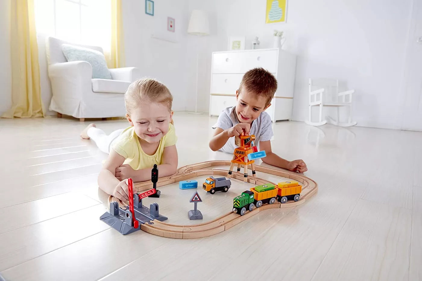 Hape jucarie Tren de marfa cu macara 3 ani+