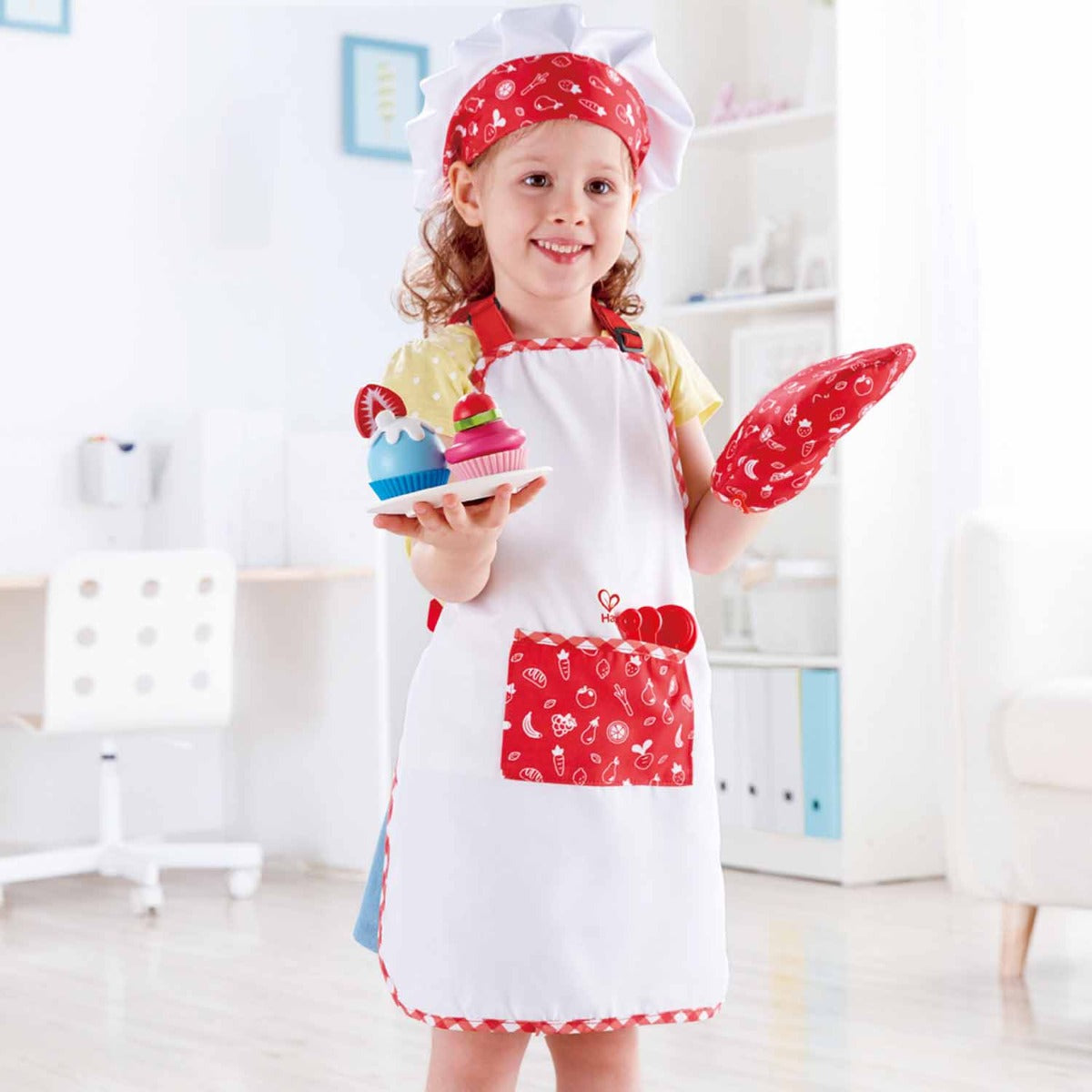 Hape set imbracaminte Micul chef 3 ani+