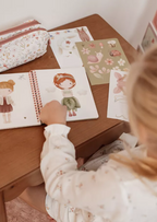 Little Dutch carte de activitati copii Dress Up Rosa&Friends 3 ani+ Fairy Garden