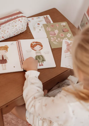 Little Dutch carte de activitati copii Dress Up Rosa&Friends 3 ani+ Fairy Garden