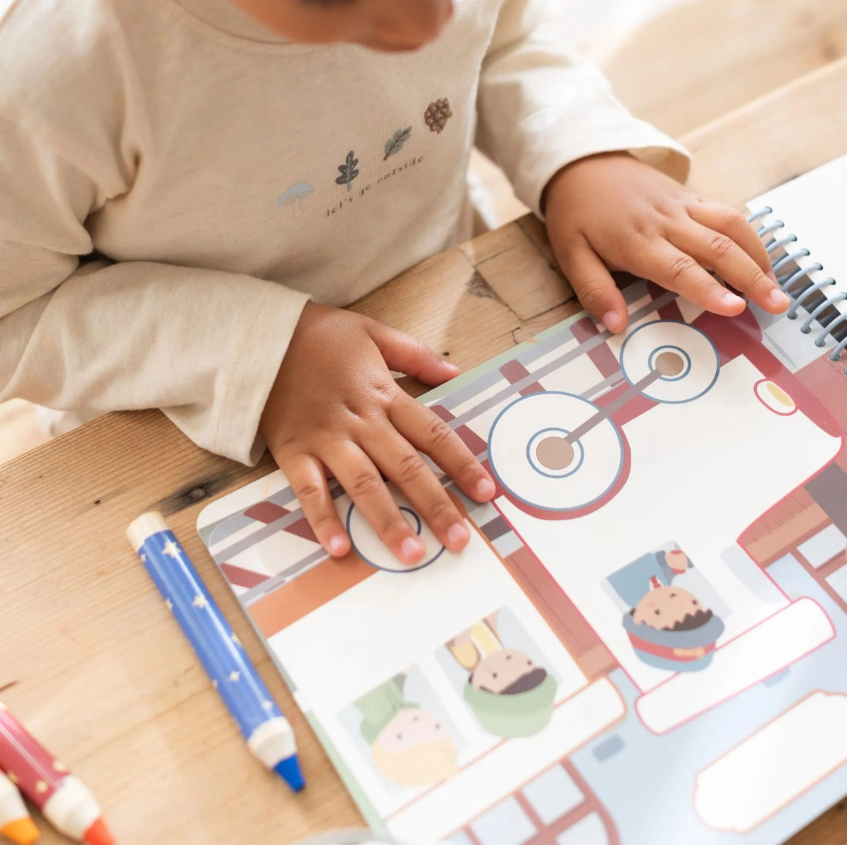 Little Dutch carte de colorat cu 3 creioane si 20 de pagini 2 ani+ Vehicles Jim