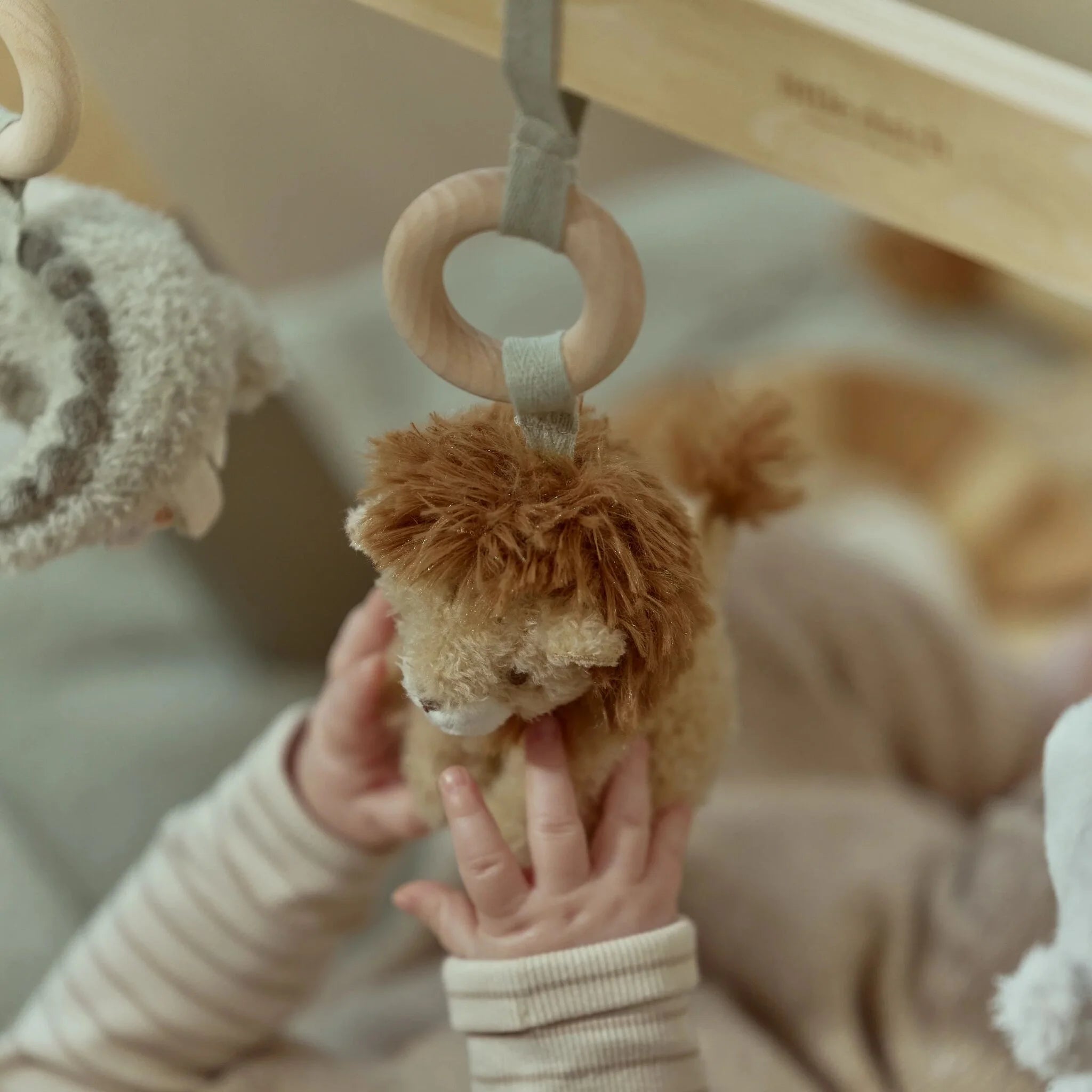 Little Dutch centru de activitati bebelusi Baby Gym 0m+ Safari Friends