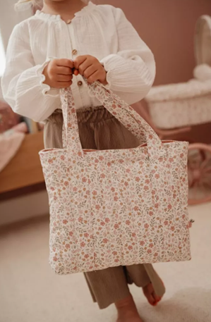 Little Dutch genata de maternitate cu accesorii pentru papusi 3 ani+ Soft Flowers