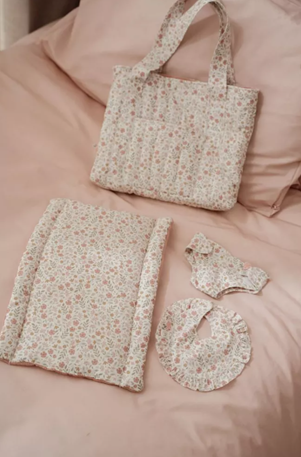 Little Dutch genata de maternitate cu accesorii pentru papusi 3 ani+ Soft Flowers
