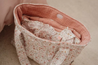 Little Dutch genata de maternitate cu accesorii pentru papusi 3 ani+ Soft Flowers