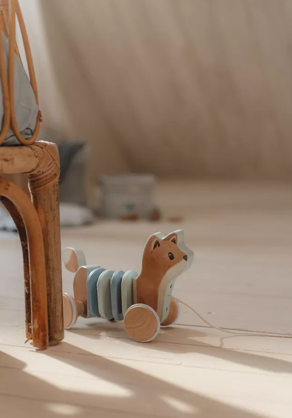 Little Dutch jucarie din lemn FSC cu roti si snur pentru tras 18m+ Little farm Vulpe