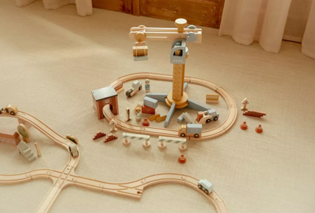 Little Dutch macara din lemn cu accesorii si sine de tren 3 ani+