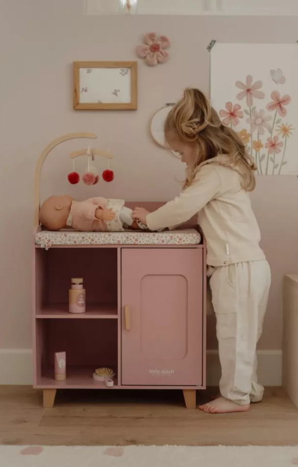 Little Dutch masa de schimbat scutecele cu accesorii pentru papusi 3 ani+ Roz