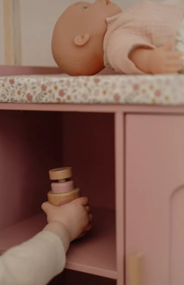 Little Dutch masa de schimbat scutecele cu accesorii pentru papusi 3 ani+ Roz
