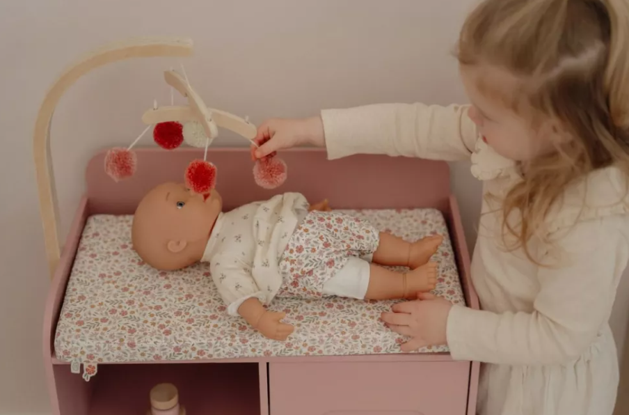 Little Dutch masa de schimbat scutecele cu accesorii pentru papusi 3 ani+ Roz