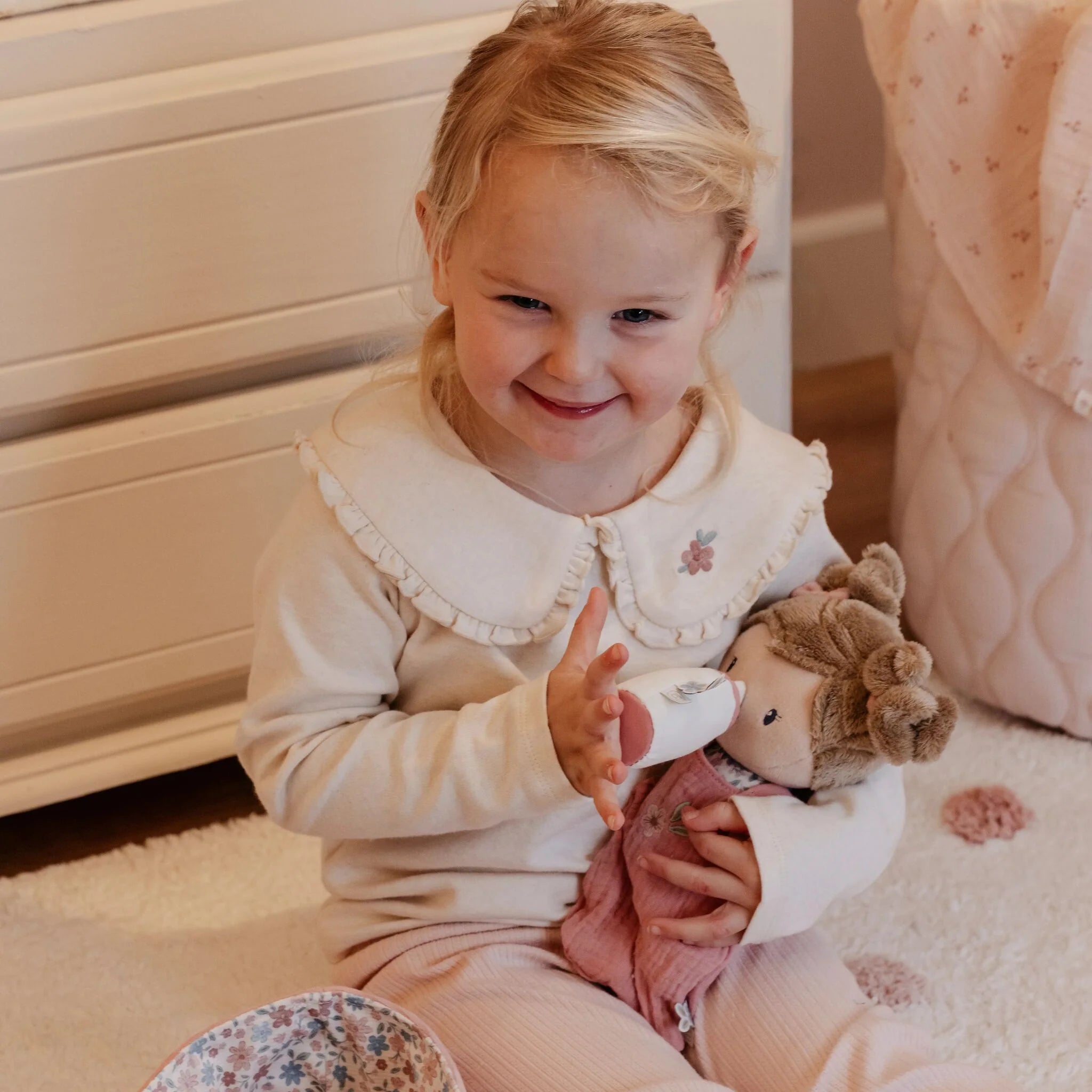 Little Dutch papusa textila in cosulet 12m+ Rosa