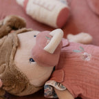 Little Dutch papusa textila in cosulet 12m+ Rosa