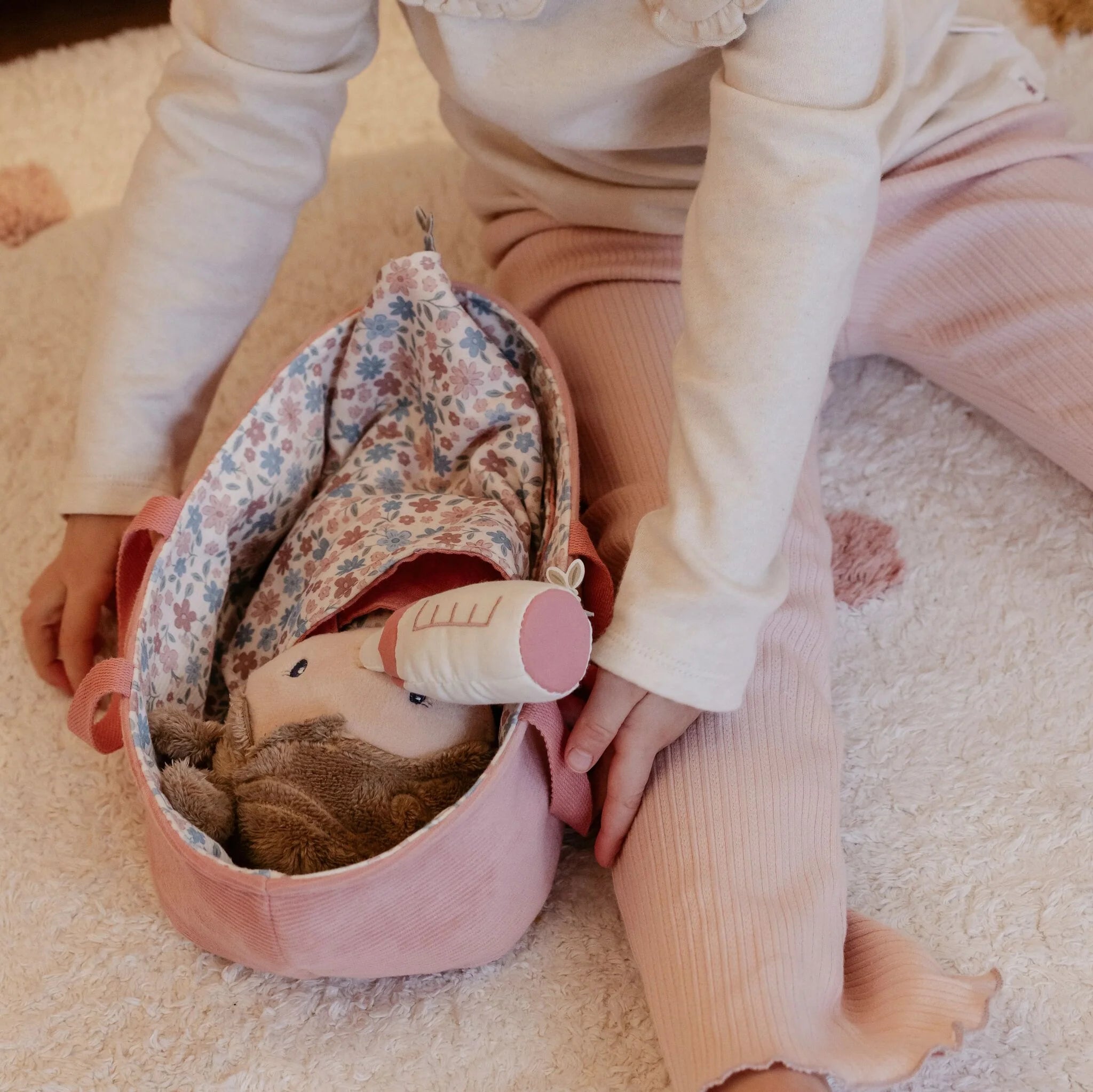 Little Dutch papusa textila in cosulet 12m+ Rosa