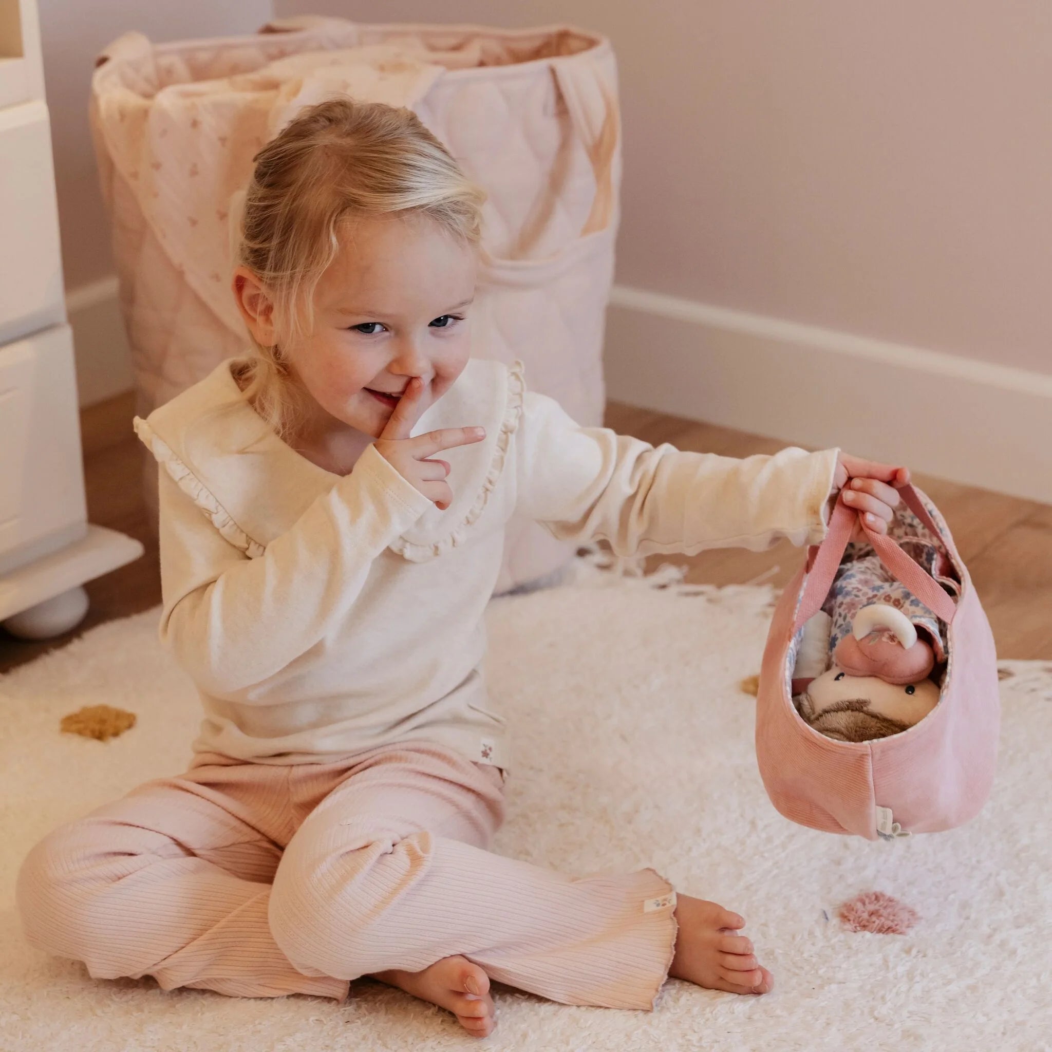 Little Dutch papusa textila in cosulet 12m+ Rosa