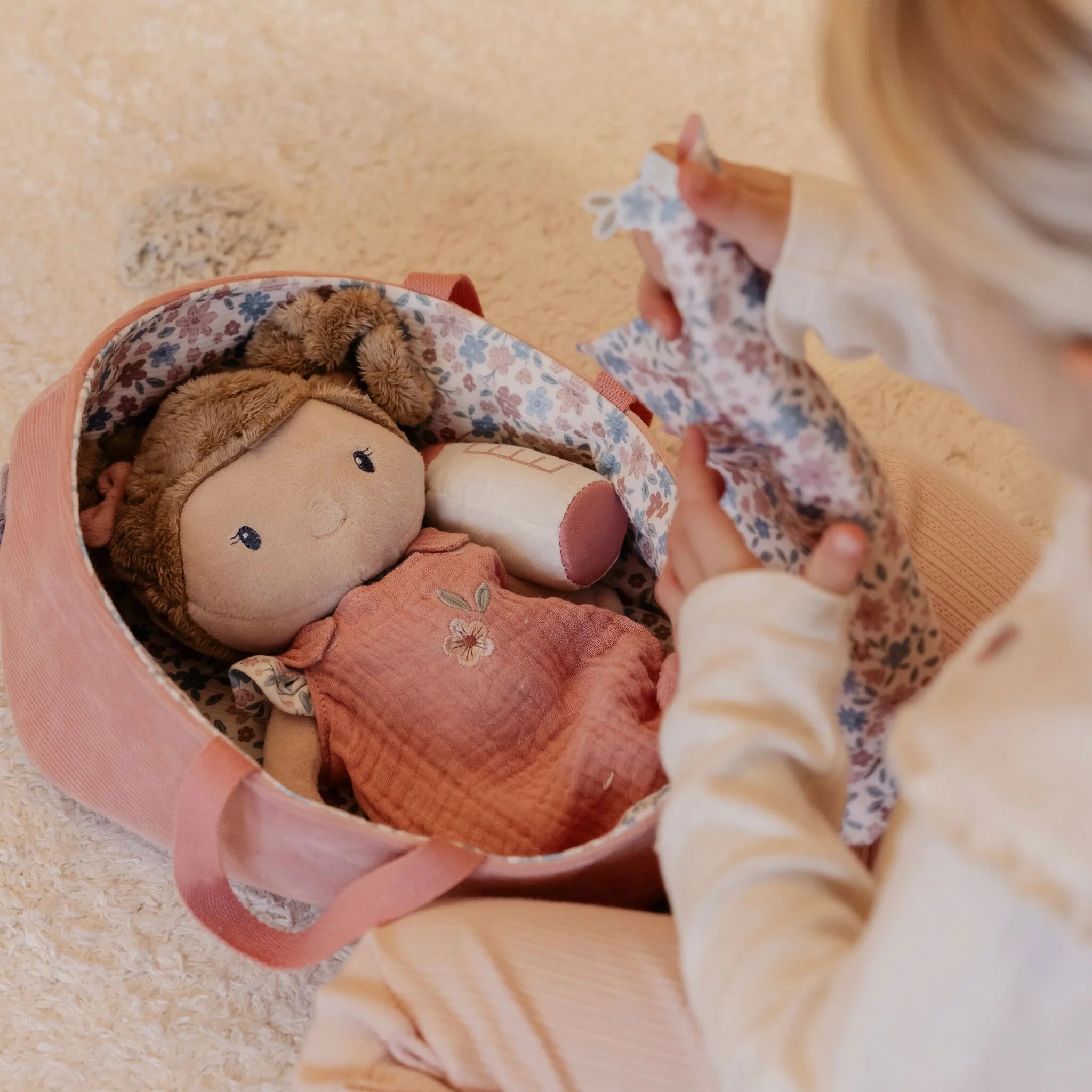 Little Dutch papusa textila in cosulet 12m+ Rosa