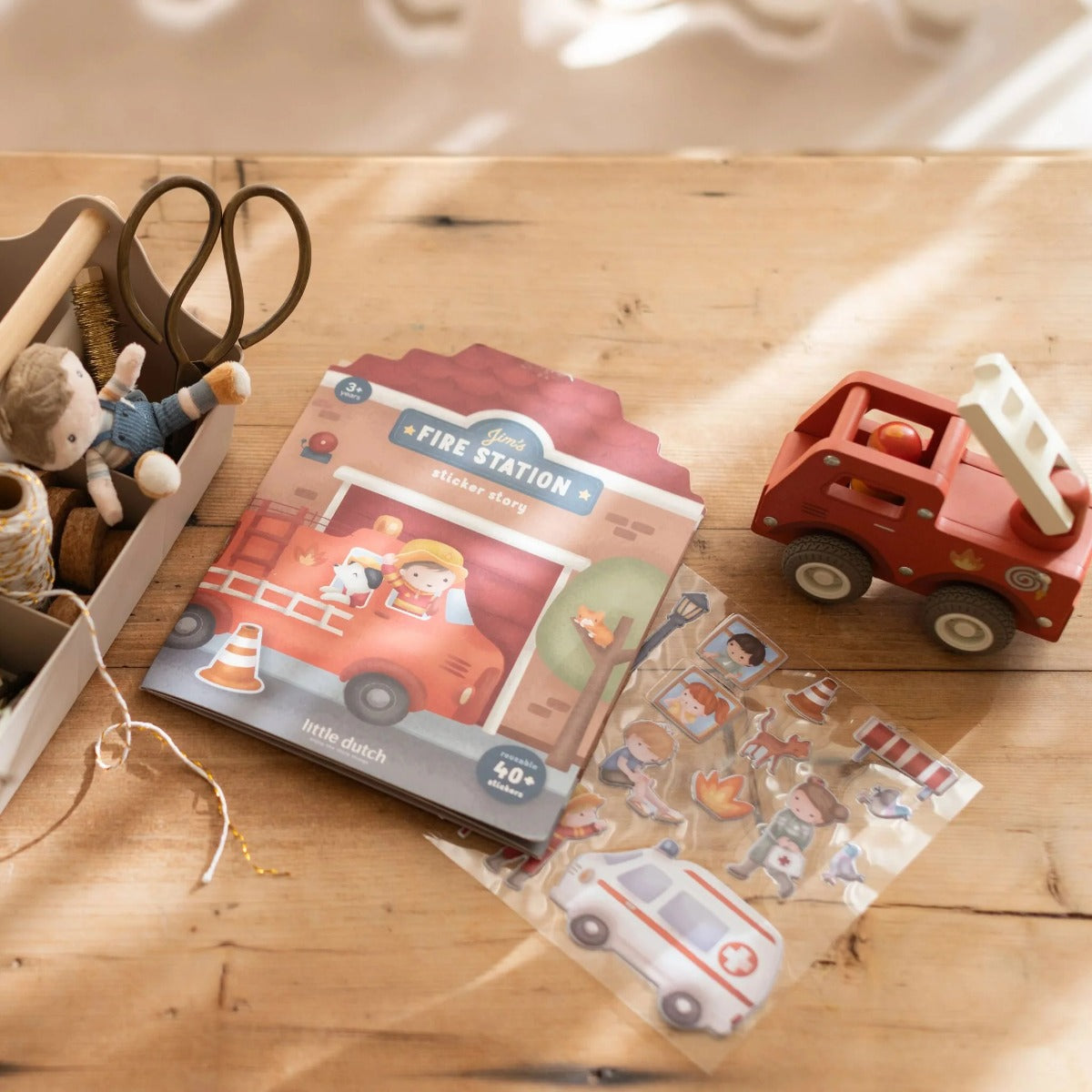 Little Dutch set autocolante 3D de 40 piese reutilizabile 3 ani+ Fire Station Jim