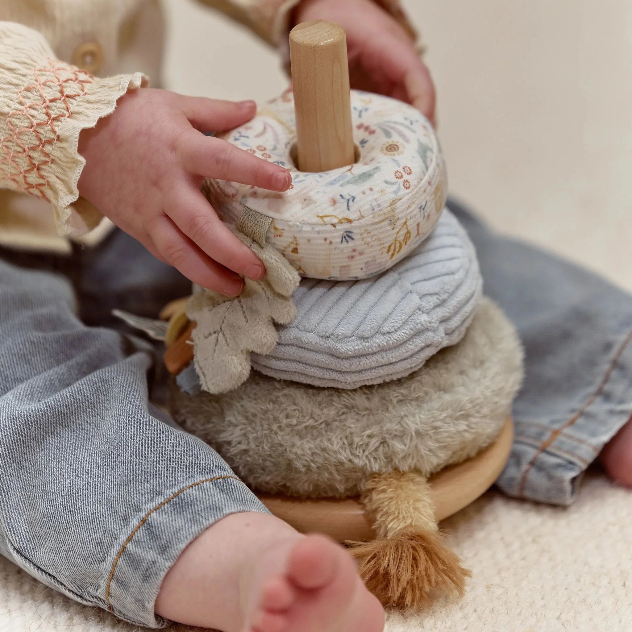 Little Dutch turn de stivuire din lemn si textile 12m+ Safari Friends Leu
