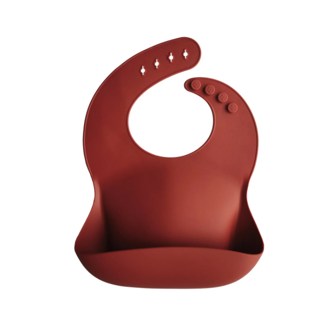 Mushie baveta cu buzunar din silicon 12m+, Raw Sienna