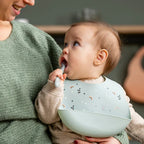 Nattou baveta silicon cu buzunarel 6m+ Green and printed motive