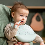 Nattou baveta silicon cu buzunarel 6m+ Green and printed motive