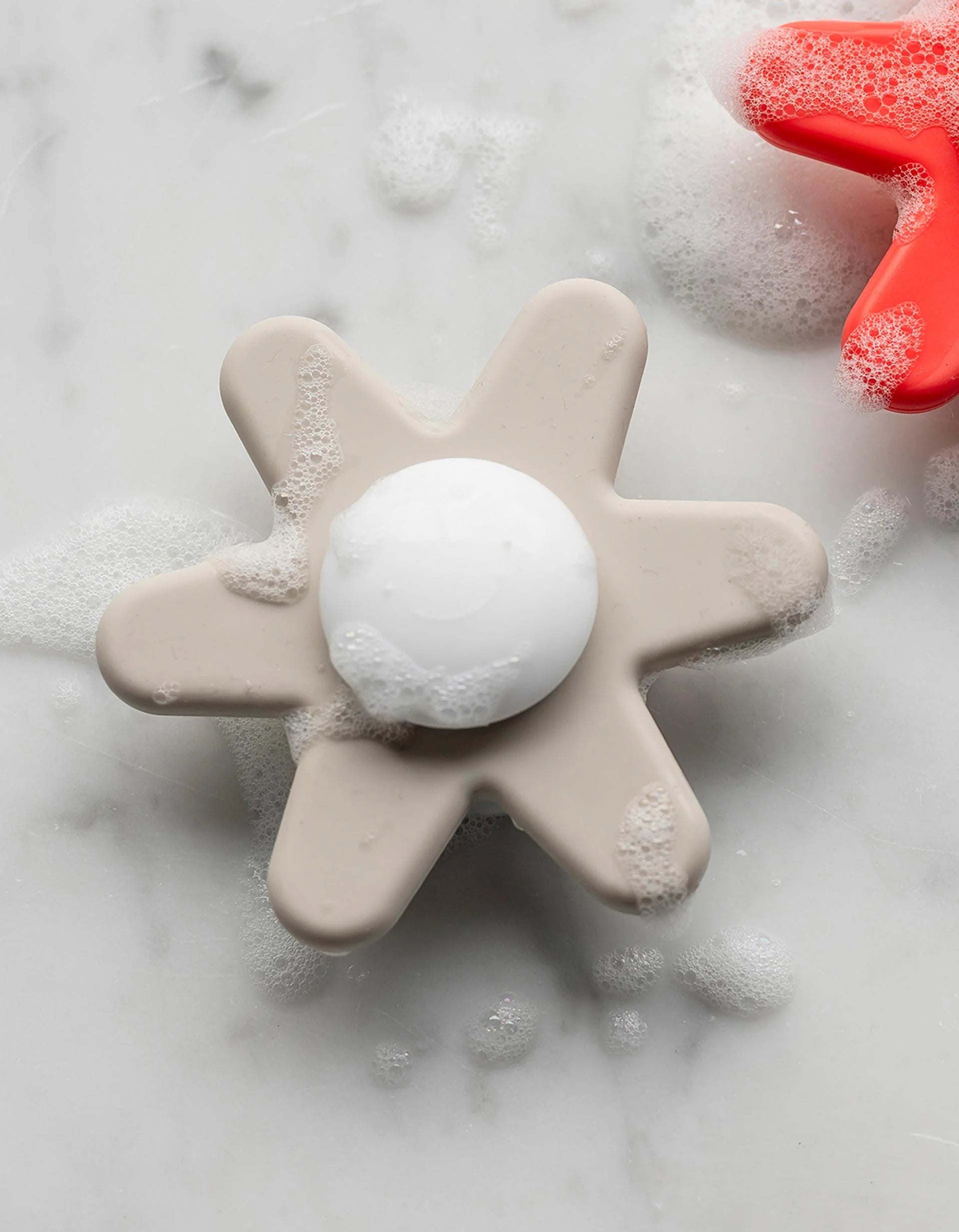 Nattou jucarie de baie din silicon Spinner Flower 6m+ Clay