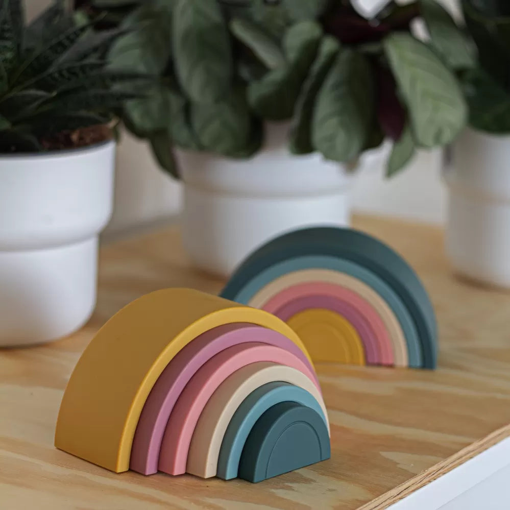 Petite&Mars jucarie silicon de stivuit Rainbow 12m+ Misty Green 