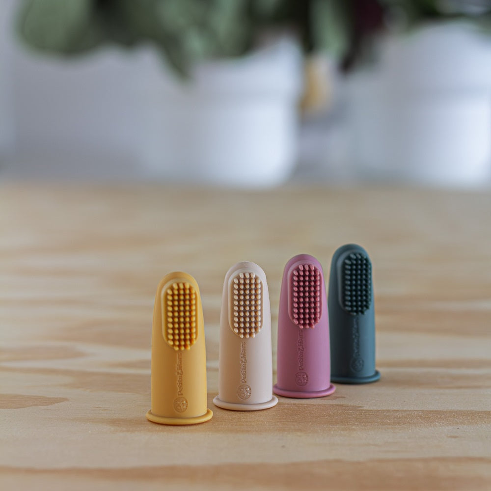 Petite&Mars perie de dinti si gingie pe deget din silicon 2 buc 6m+ Rose&Sand