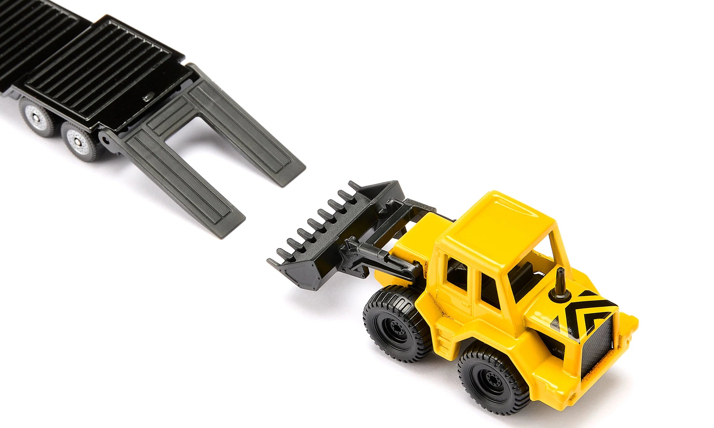 Siku set masinuta Volvo Truck with Wheel Loader 3 ani+