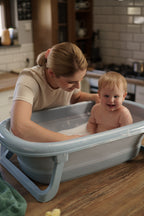 Tega Baby Cadita pliabila 81 cm cu dop de scurgere si termometru 0m+ Gri