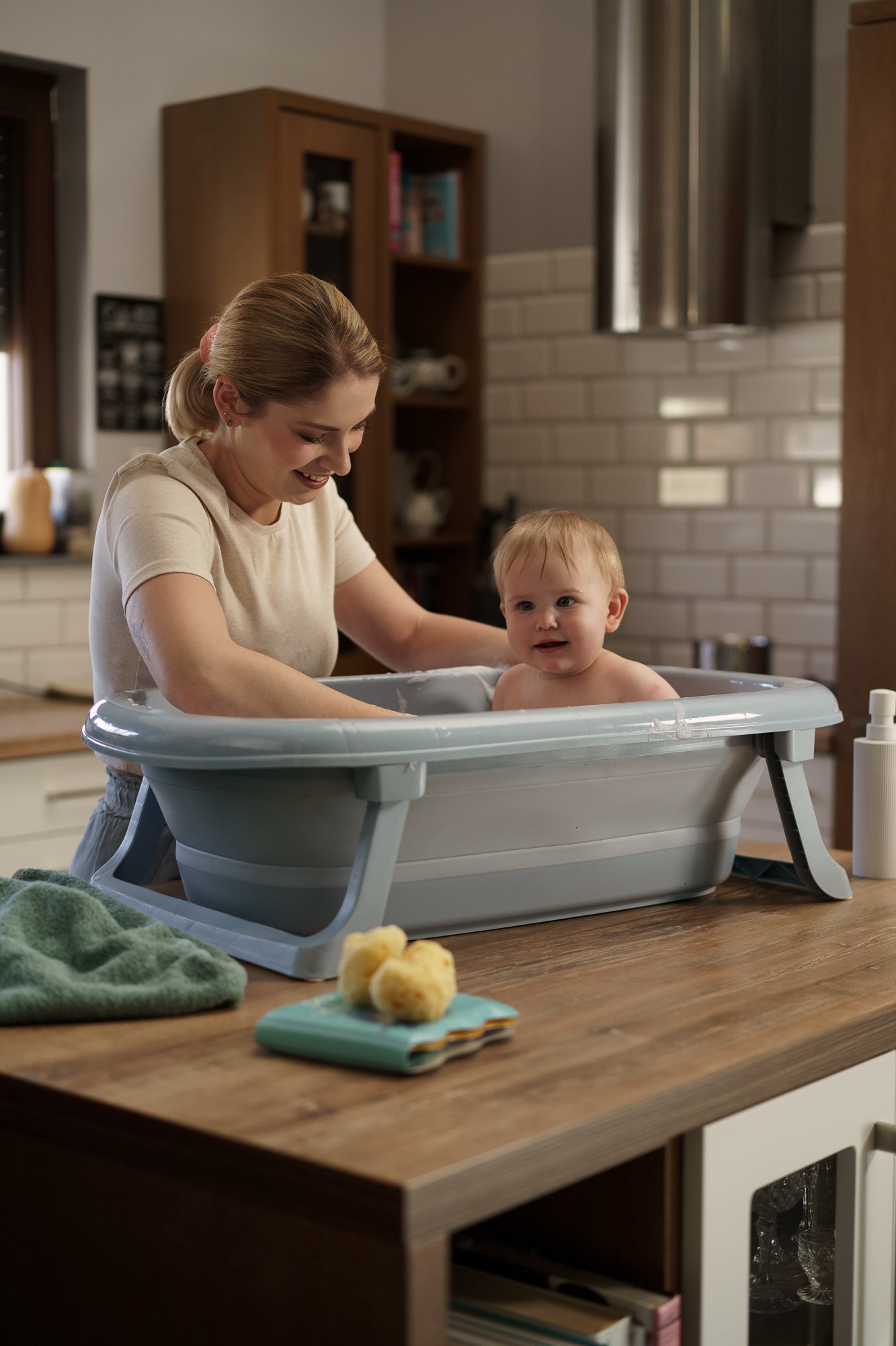 Tega Baby Cadita pliabila 81 cm cu dop de scurgere si termometru 0m+ Gri