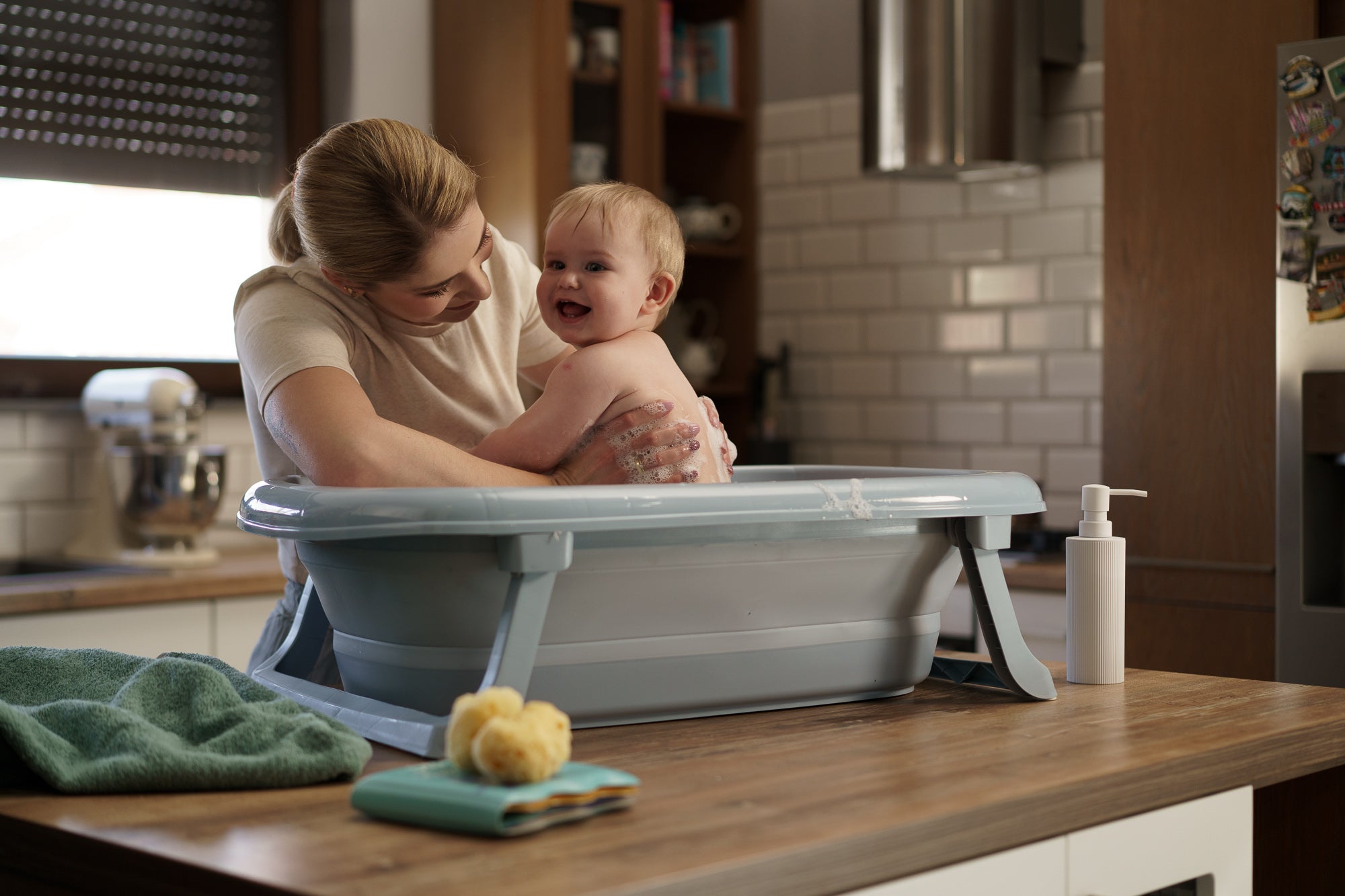 Tega Baby Cadita pliabila 81 cm cu dop de scurgere si termometru 0m+ Gri