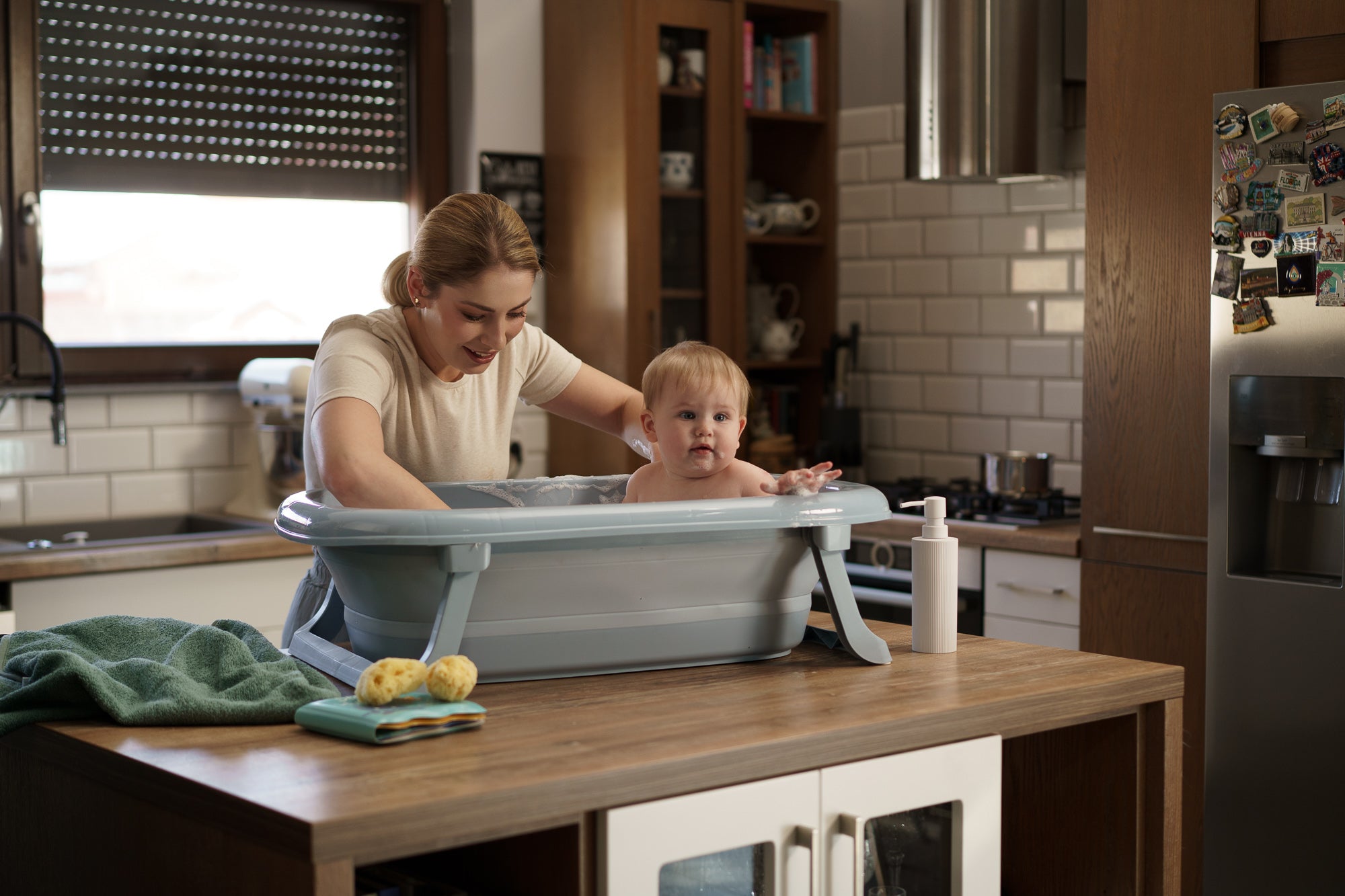 Tega Baby Cadita pliabila 81 cm cu dop de scurgere si termometru 0m+ Gri